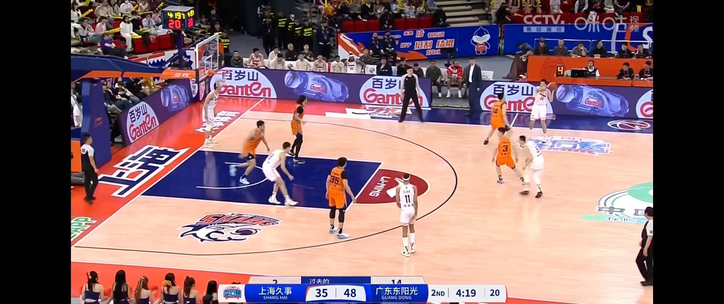 篮球比赛惊险刺激，全场观众掌声不断的简单介绍